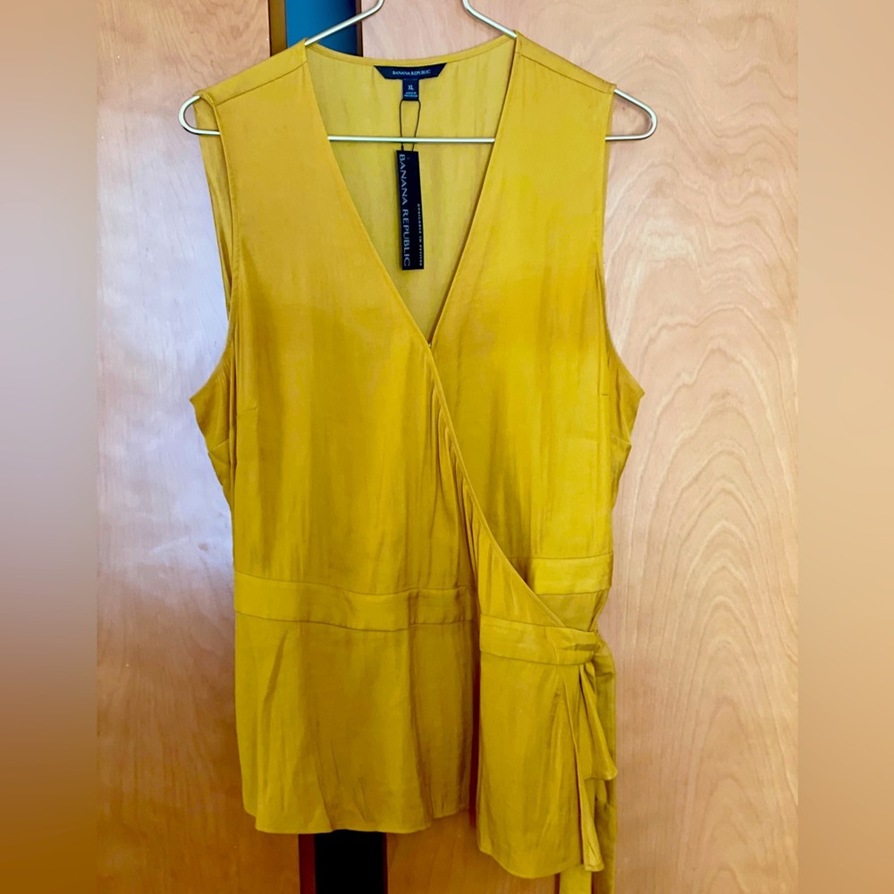 Banana Republic wrap top six XL. New condition. Very Pretty